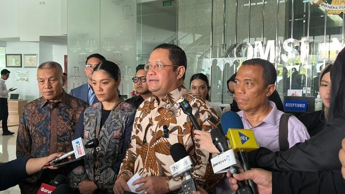 TITLE: Mantan Mendikbudristek Nadiem Makarim Resmi Laporkan Empat Hakim PN Jakpus ke Komisi Yudisial