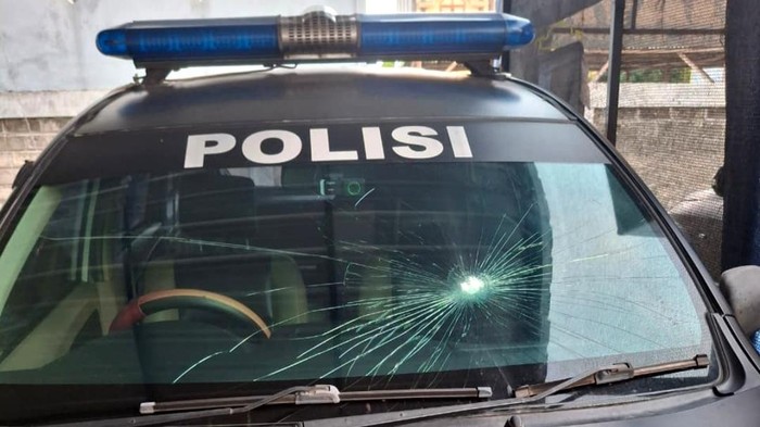 Tawuran Antar-Pesilat Pecah di Tulungagung, Kaca Mobil Polisi Pecah Terkena Lemparan Batu