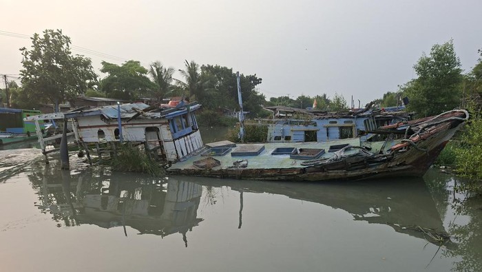 Kuburan Kapal di Karangantu: Rangka Kapal Dipenuhi Rumput, Nelayan Terjepit di Jalur Sempit