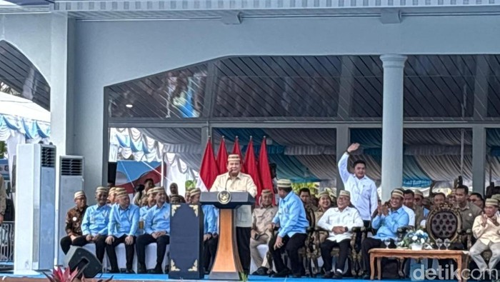 Presiden Prabowo Heran Warga Riuh Saat Teddy Disapa: Letkol Kok Disambut Kayak Gitu