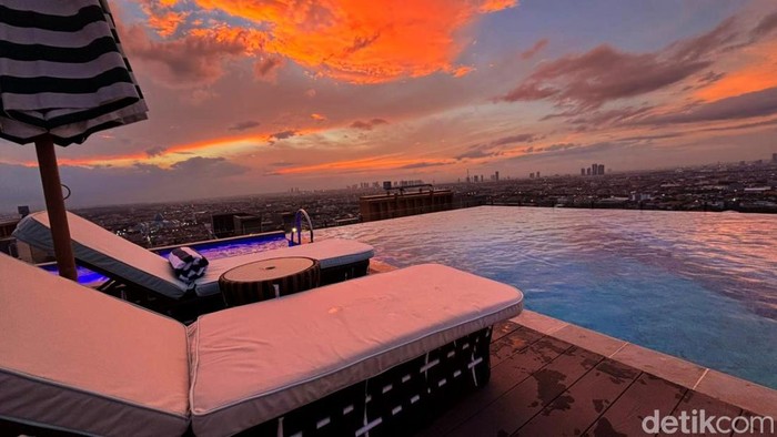 Beach Club di Atas Rooftop Hotel Surabaya, Sunset dan City View-nya Bikin Betah