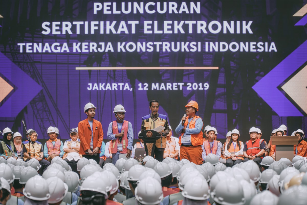 Di balik secangkir kopi yang dinikmati konsumen di kafe-kafe Tokyo, Melbourne, atau Berlin, terdapat