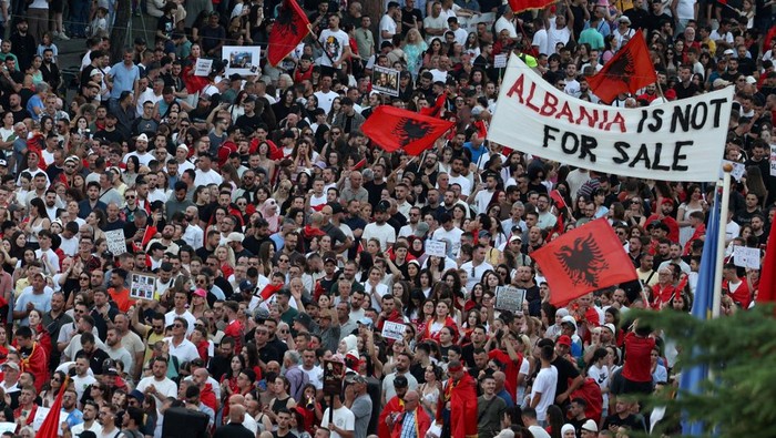 Warga Albania Gelar Demo Besar Tolak Pembangunan Resor Keluarga Trump, Desak PM Mundur