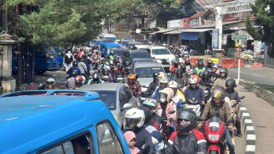 Arus Lalu Lintas Menuju Puncak Bogor Memadat, Polisi Berlakukan Rekayasa Satu Arah