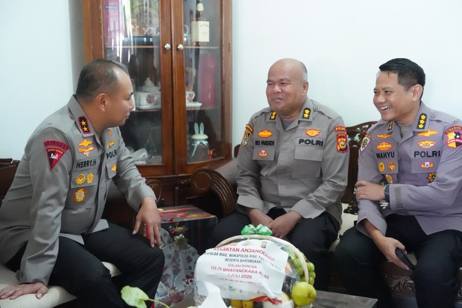 Jelang Hari Bhayangkara ke-80, Kapolda Riau Anjangsana Personel Sakit dan Warakawuri