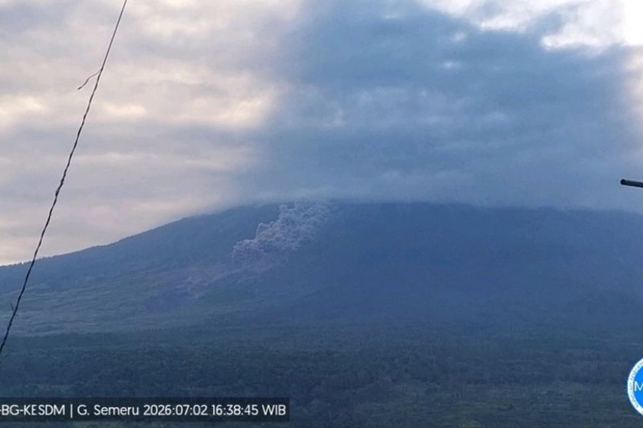 Gunung Semeru Kembali Erupsi, Luncurkan Awan Panas Sepanjang 4 Kilometer