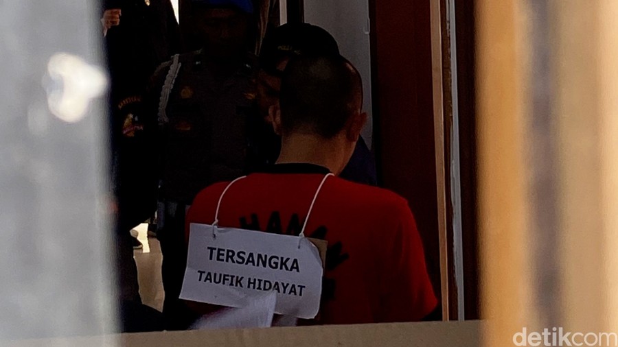 Penampakan Taufik Hidayat Jalani Rekonstruksi Penyekapan YTR di Polda Jabar