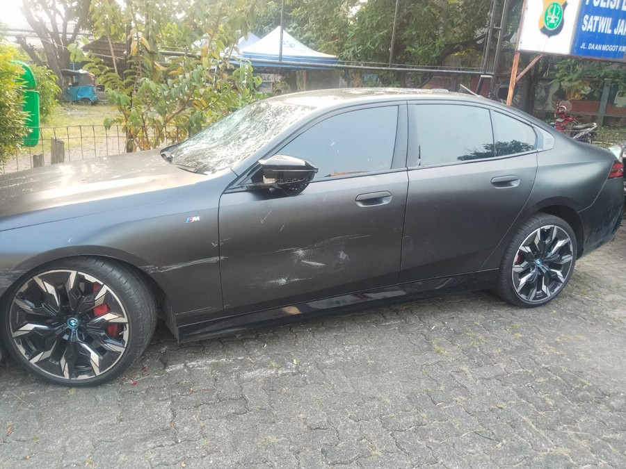 Mobil Listrik BMW Ringsek Diamuk Massa Usai Tabrak Pemotor di Meruya Selatan