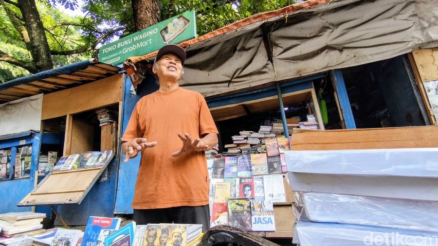 Wagino Bertahan 25 Tahun Jualan Buku di Trotoar Dipatiukur, Kini Pasrah Digusur