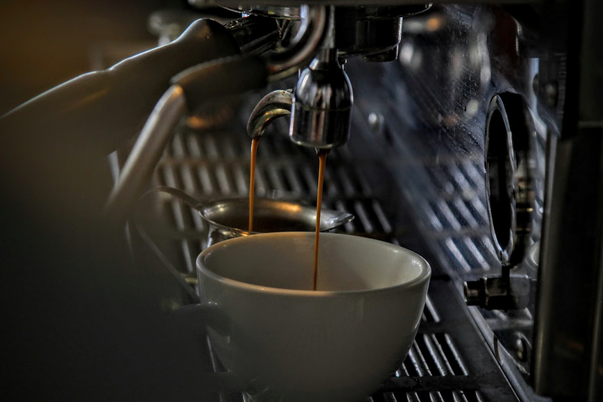 Mesin Espresso Komersial Terbaik: Panduan Lengkap Menentukan Jantung Bisnis Kafe Anda