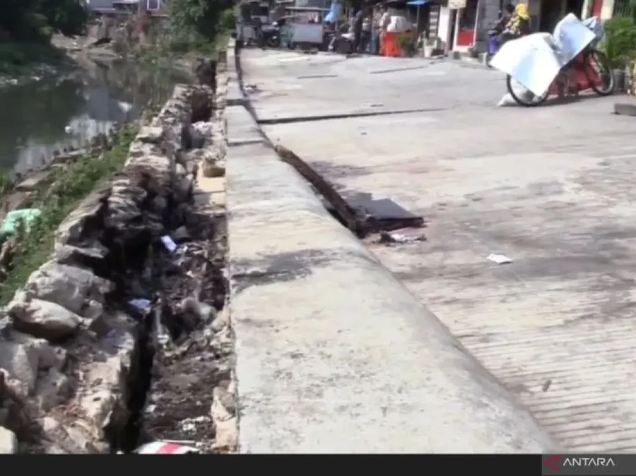 Jalan di Pulogadung Amblas Selama 5 Bulan, Retakan Kini Capai 100 Meter