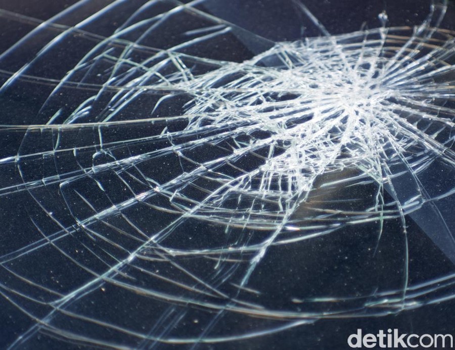 Sejoli Boncengan Motor Tabrak Separator Jalan di Bogor, Keduanya Terluka