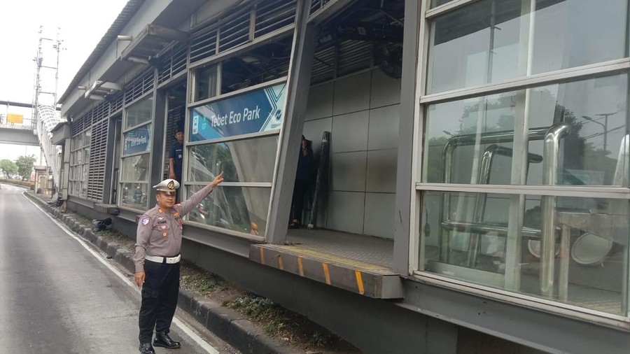 Sopir Truk Hilang Usai Hantam Halte Tebet Eco Park, Polisi Buru Pelaku Lewat Rekaman CCTV
