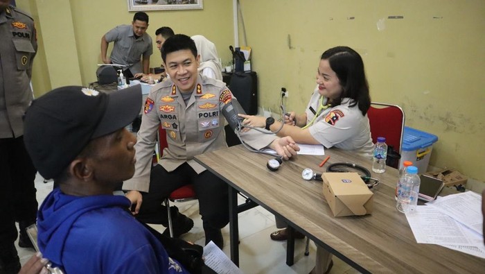 Polres Kepulauan Seribu Ajak Warga Donor Darah dan Bagikan Bantuan untuk Ojol-Nelayan di HUT Bhayangkara ke-80