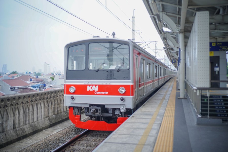 KRL Tujuan Bekasi Alami Gangguan, KA Bandara Tertemper Motor di Jalur Tanah Abang-Karet