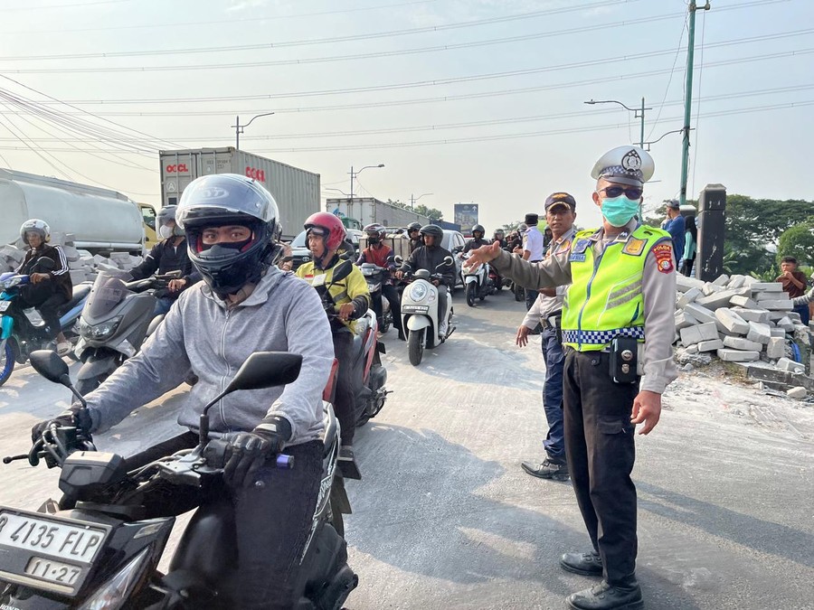 Proses Evakuasi Truk di Jembatan BKT Cakung Rampung