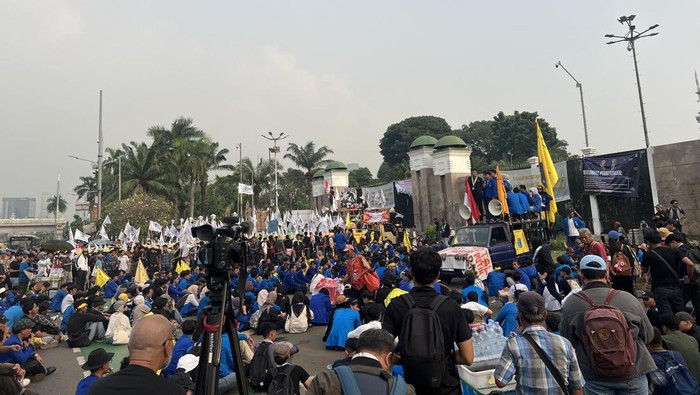 Mahasiswa Demo di Depan DPR Sore Ini