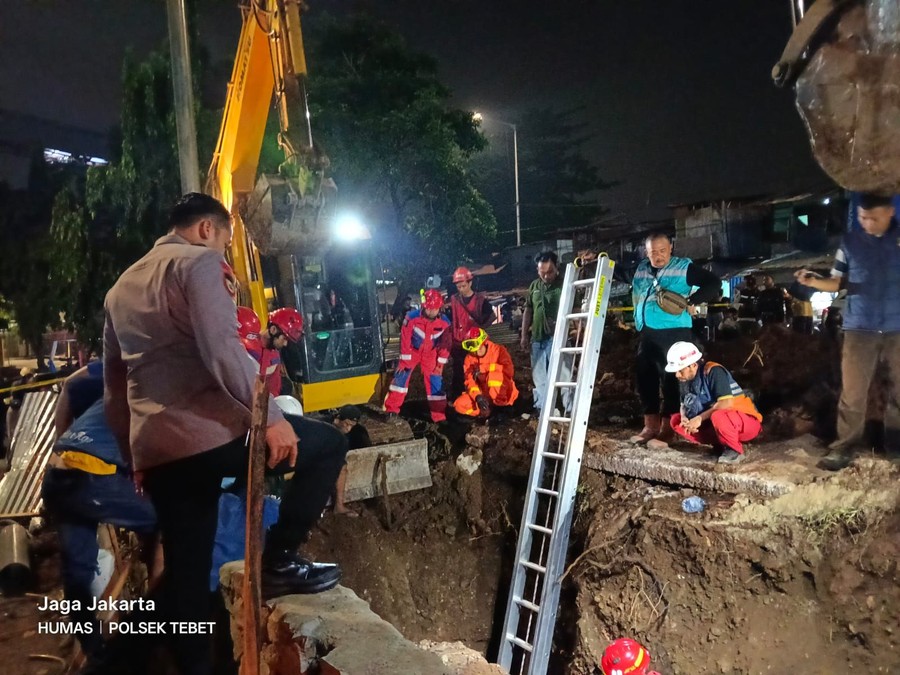 Jakarta  – Sebuah proyek pembangunan lapangan multifungsi di kawasan Manggarai, Jakarta Selatan, terpaksa dihentikan s