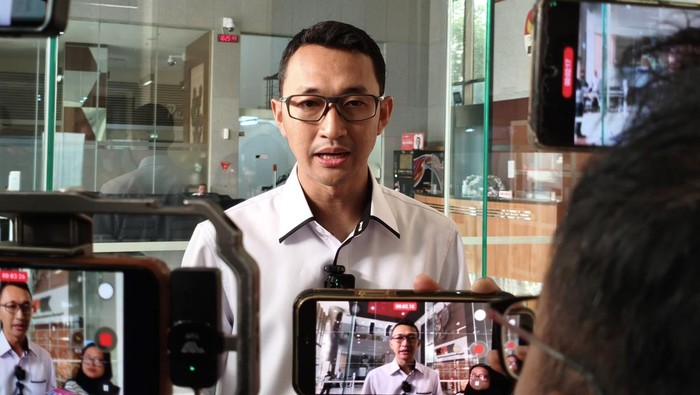 JAKARTA - Komisi Pemberantasan Korupsi memberikan tanggapan resmi atas langkah mantan Gubernur Sulawesi Tenggara, Nur Alam, yang memutuskan bergabung dengan Partai Solidaritas Indonesia. Nur Alam sendiri merupakan terpidana dalam kasus korupsi yang pernah menjeratnya beberapa waktu lalu.