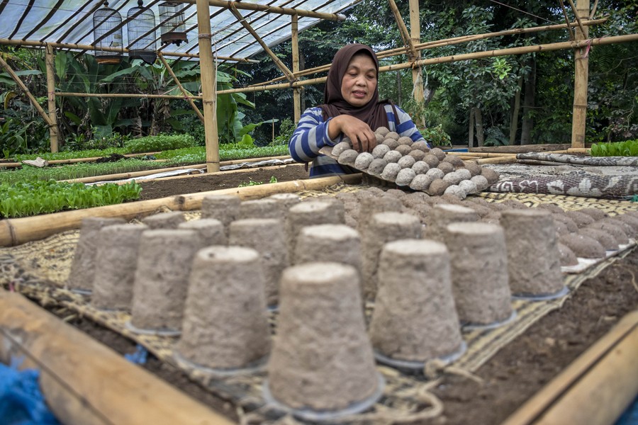 Kreasi Daur Ulang Kertas Buka Peluang Usaha Warga