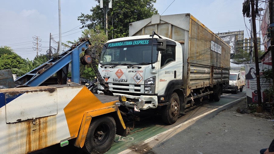 Truk Maut di Persimpangan Unisma Bekasi, Tabrak Sejumlah Motor dan Tewaskan Korban