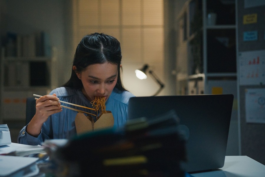 Bahaya Makan Berat Larut Malam, Bisa Ganggu Fungsi Ginjal