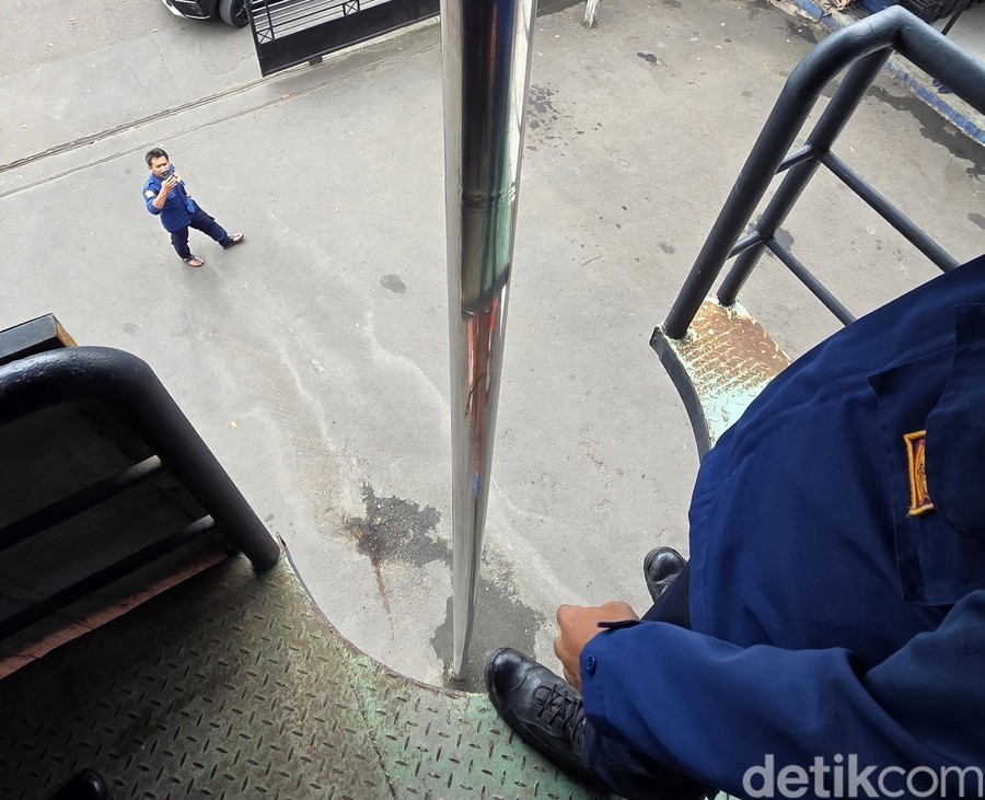 Sebuah tiang luncur darurat milik pemadam kebakaran (damkar) di wilayah Bekasi Selatan, Jawa Barat, mendadak viral di me