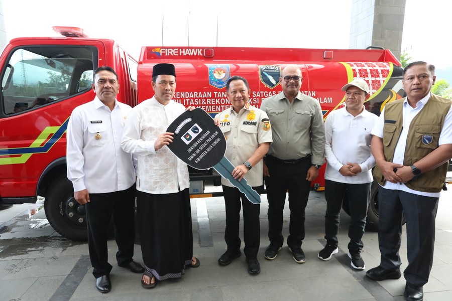 Mendagri Serahkan Kendaraan Tangki Air Multifungsi untuk Dukung Pemulihan Pascabencana di Aceh Tengah