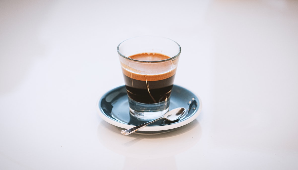 Di balik setiap cappuccino yang disajikan dengan latte art memukau, di balik setiap gelas americano 