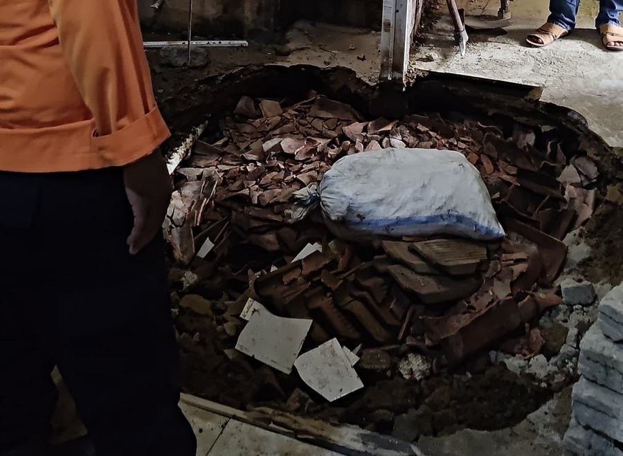 Tanah Amblas di Rumah Warga Bogor, Keselamatan Penghuni Terancam