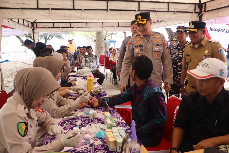 Sambut Hari Bhayangkara, Polres Kepulauan Seribu Bakti Sosial-Religi