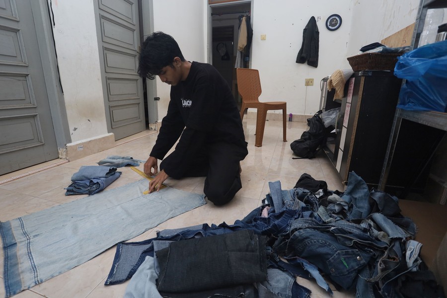 Kreatif! Limbah Jeans Disulap Jadi Tas hingga Sepatu Bernilai Jual