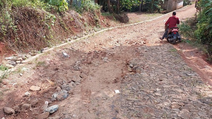 Potret Jalan Rusak Parah di Pandeglang, Warga Sampai Teken Petisi Pakai Darah