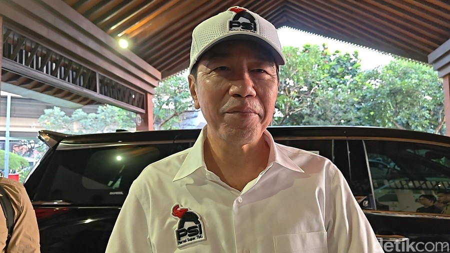 Jokowi Pakai Kemeja dan Topi PSI Kiriman Kaesang Saat Berkunjung ke Lampung