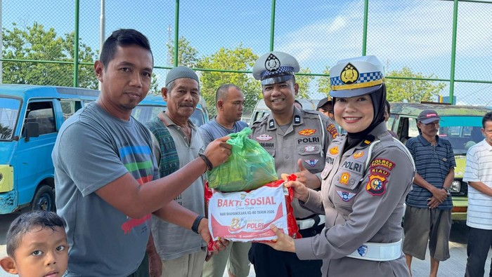 Sambut Hari Bhayangkara ke-80, Polda Riau Bagikan Ribuan Bansos dan Air Bersih