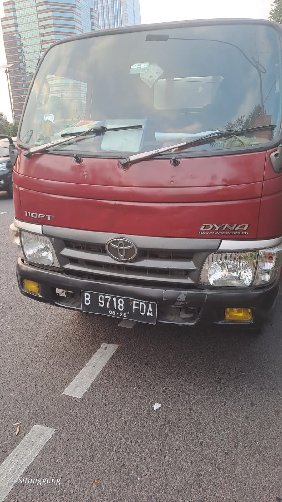 Truk Mogok di Depan Polda Metro Jaya, Masih Diderek Petugas
