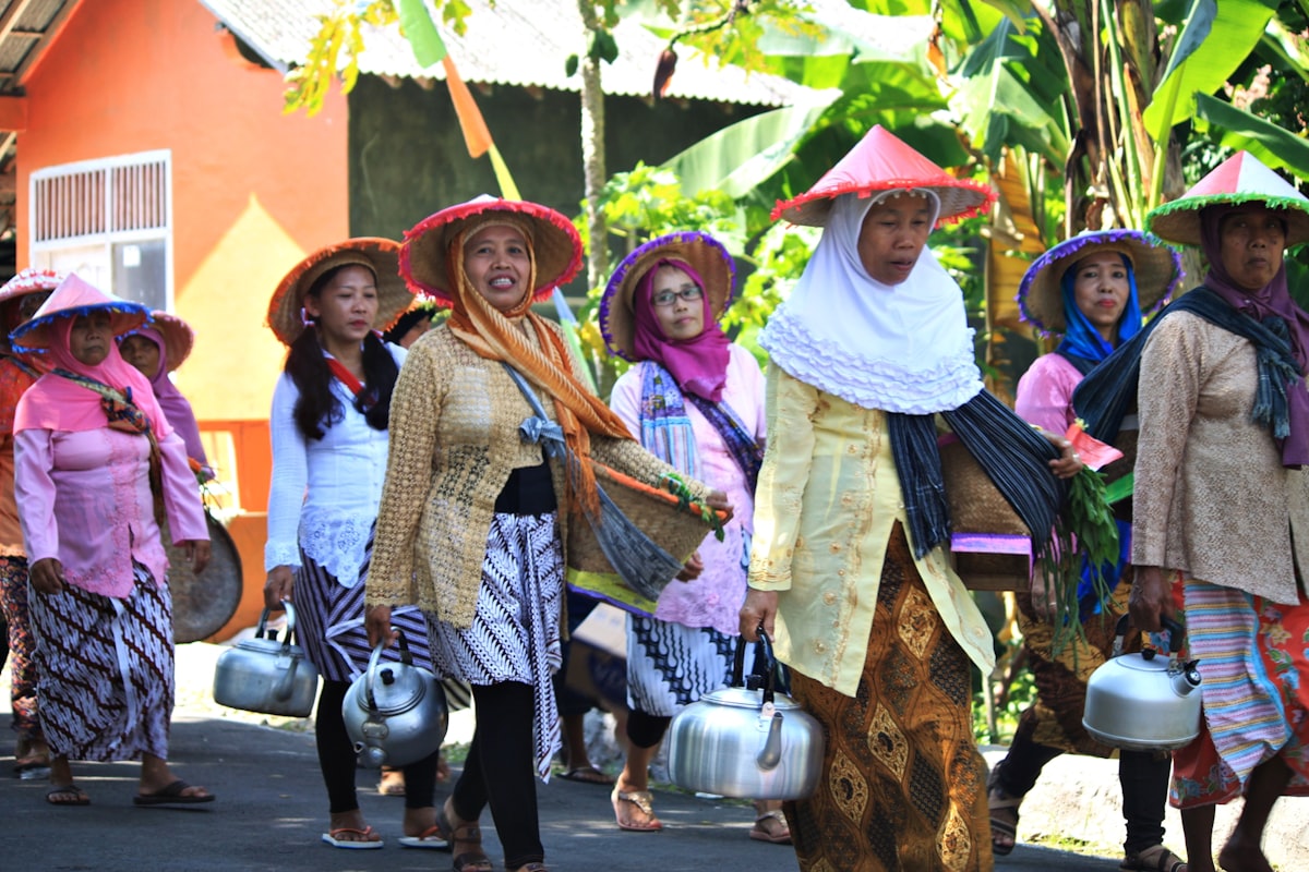 Warung Kopi Tradisional vs Kafe Modern: Ketika Tubruk Bertemu Latte, Sebuah Budaya Bergeser