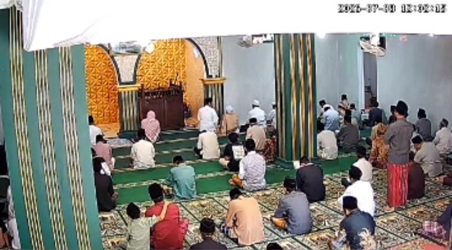 Viral: Muazin di Pandeglang Wafat Saat Kumandangkan Azan Salat Jumat, Terekam CCTV