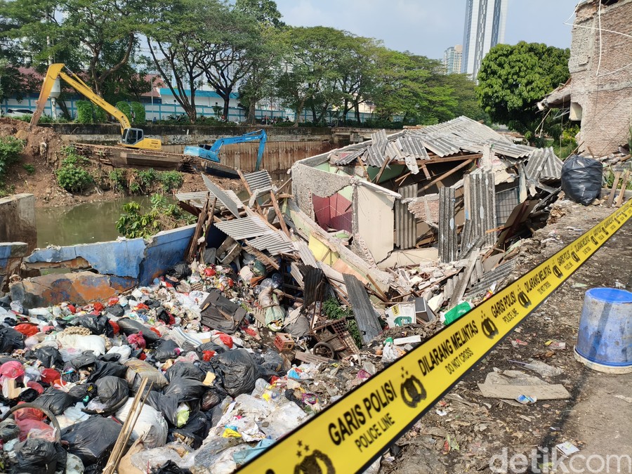 Rumah di Bantaran Kali Benhil Ambruk Akibat Abrasi Tanah