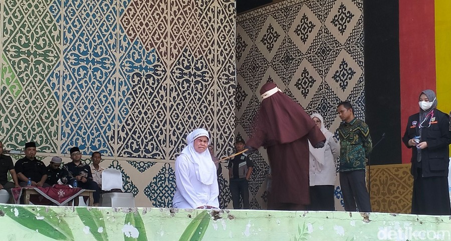 Sejoli di Aceh Dihukum Cambuk 21 Kali Buntut Mesum Saat Live TikTok