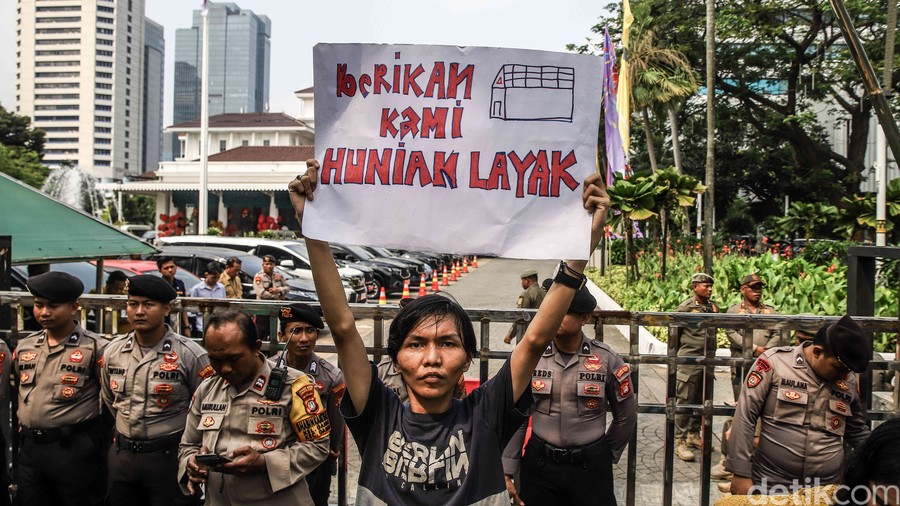 Massa Forum Rembug Kampung Kota Gelar Aksi di Balai Kota Jakarta, Suarakan Tiga Tuntutan Utama
