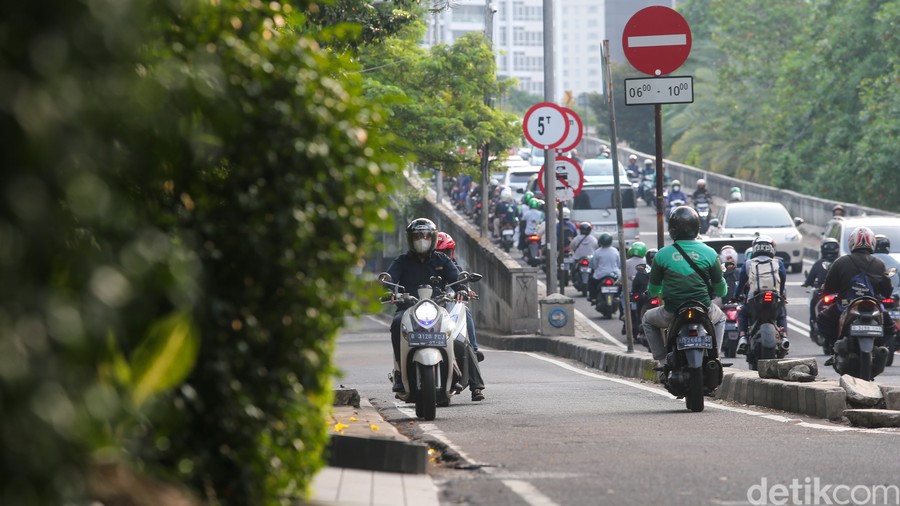 Motor Lawan Arah Marak di Patal Senayan, Pengendara Nekat Demi Hindari Putaran