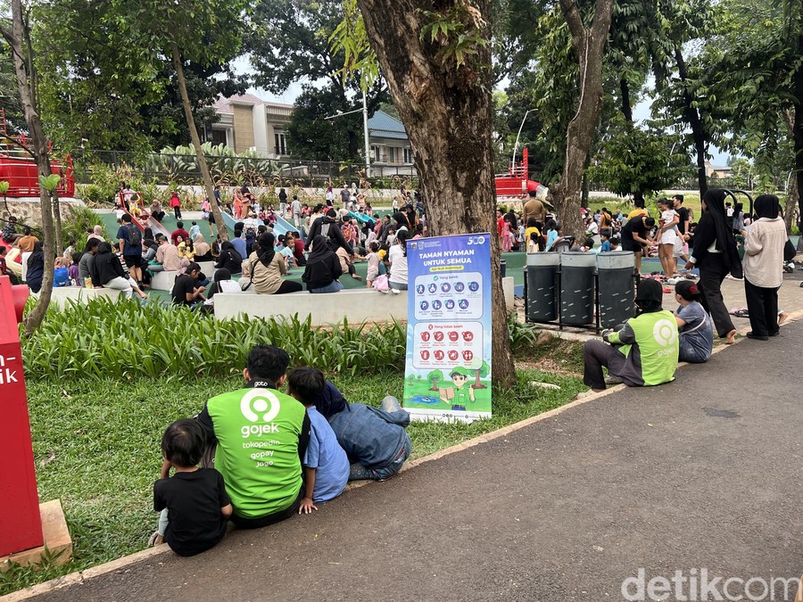 Keluarga Ojol Padati Taman Bendera Pusaka di Musim Liburan Sekolah
