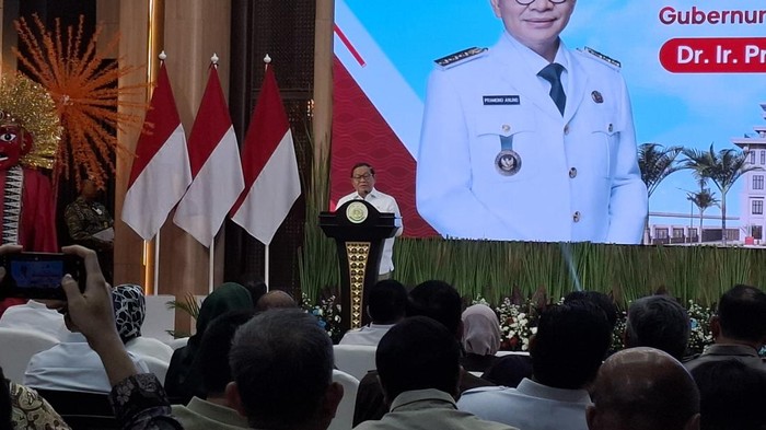 Gubernur DKI Jakarta, Pramono Anung, mengumumkan langkah strategis pemerintah provinsi untuk menerbitkan surat utang atau obligasi daerah senilai Rp 3,5 triliun. Kebijakan ini menjadi tonggak sejarah karena merupakan penerbitan obligasi daerah pertama yang dilakukan oleh pemerintah provinsi di seluruh Indonesia.