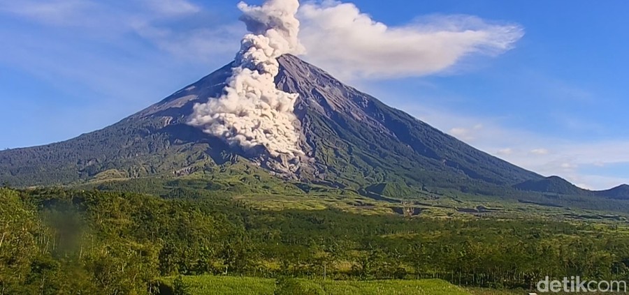 Gunung Semeru Erupsi Dua Kali Dalam Sehari, Kolom Abu Capai 1,2 Kilometer
