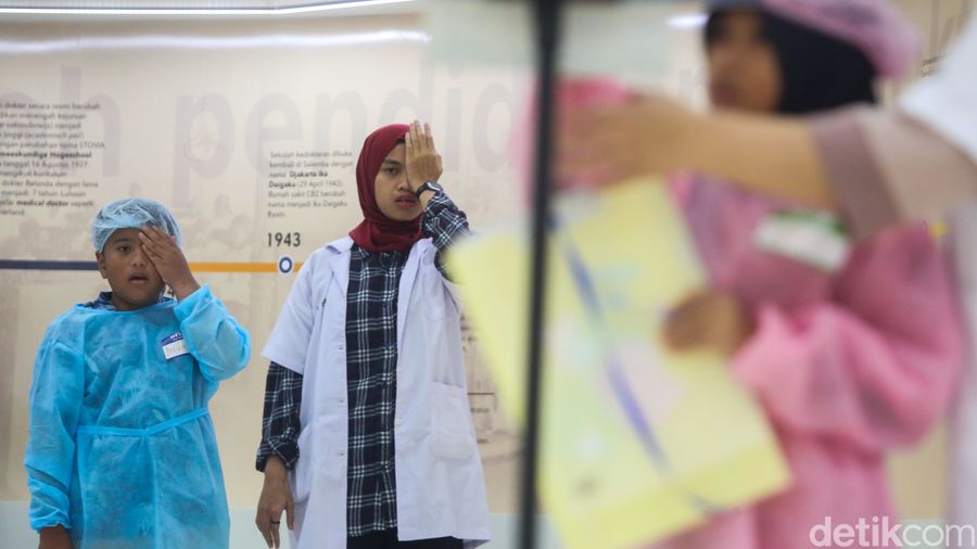 Libur Sekolah, Anak Belajar Jadi Dokter Kecil