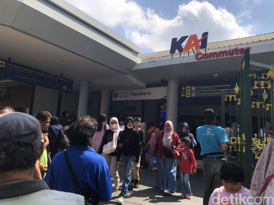 Libur Sekolah, Stasiun Tugu di Jogja Menjelma Jadi 'Lautan Manusia'