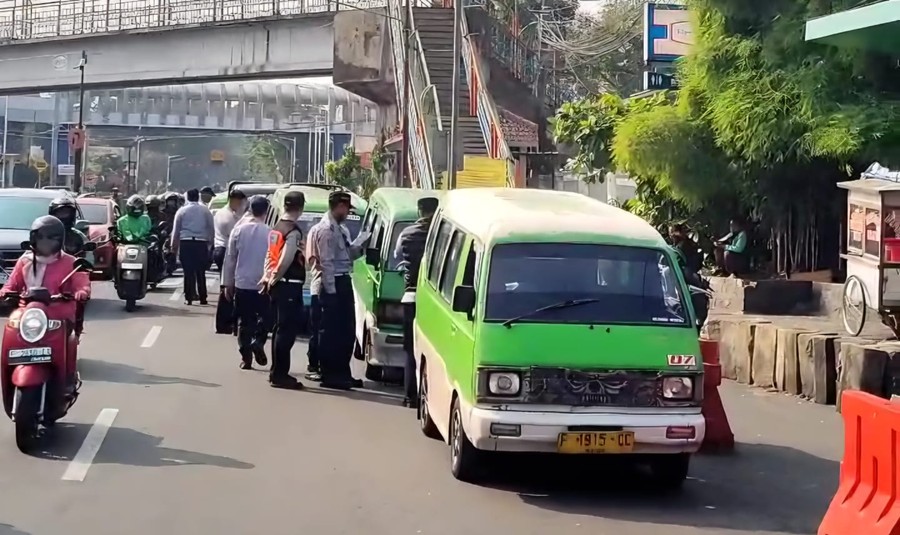 Operasi Penertiban Angkot Tua di Bogor