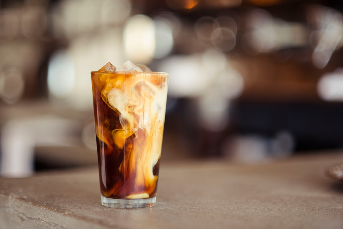 Di balik kesegaran setiap tegukan kopi dingin yang Anda nikmati, tersimpan perbedaan mendasar yang s