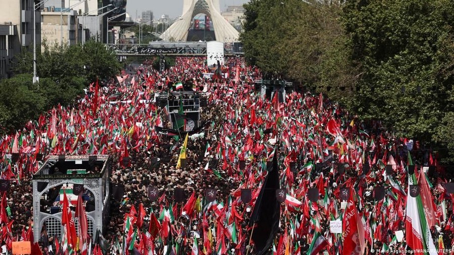 Lautan Manusia Penuhi Teheran, Prosesi Pemakaman Khamenei Jadi Sorotan